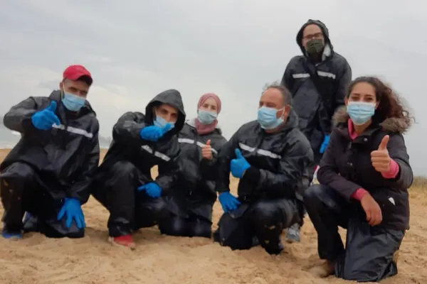 Campaign to Remove the Israeli Oil Spill on Al-Abbassiya Beach gallery